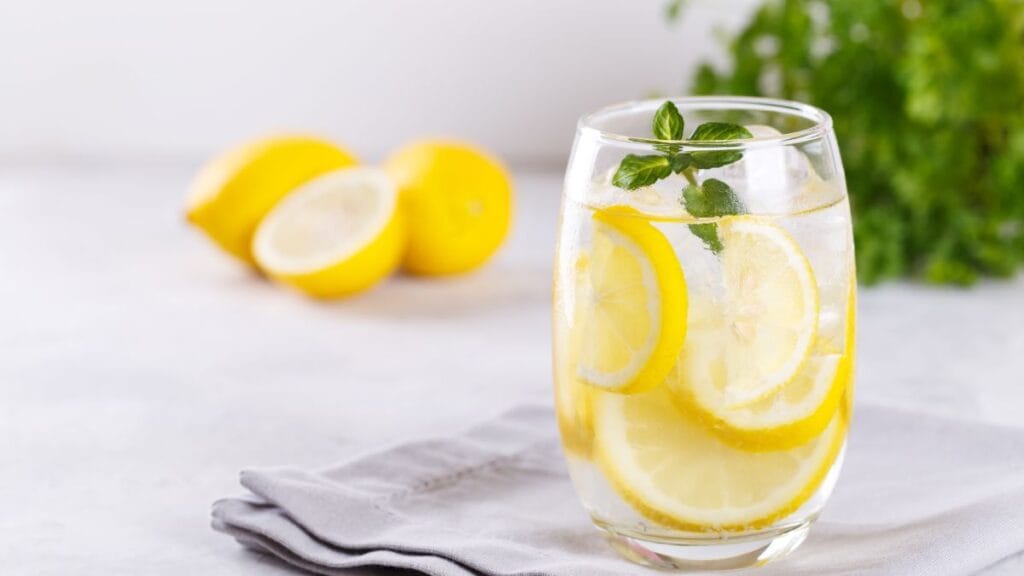 Agua Tibia con Limón: La Ciencia Detrás de los Beneficios 5 Agua con limon